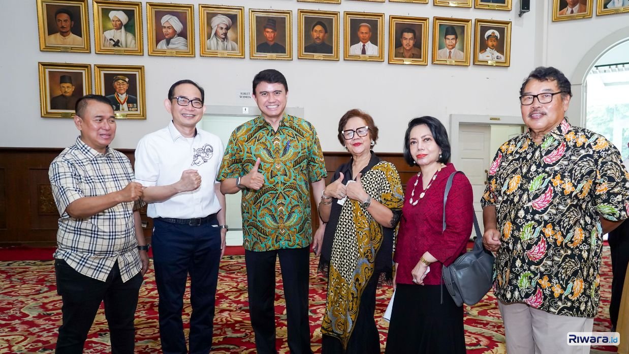 Ketua Panitia Roy  Rahajasa Yamin berdiri tengah